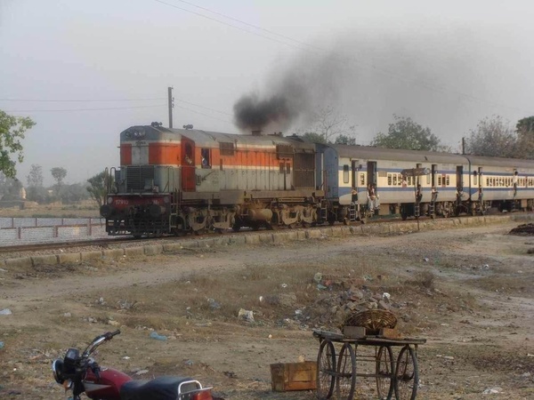 Shakurbasti, WDM-2, 17913, Indian Railways, Indian, Railways, India, Railway, IRFCA, loco, locomotive, engine, trains, train engine