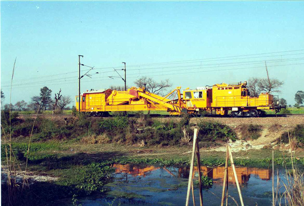 Plasser_machine_Agra_Delhi.jpg