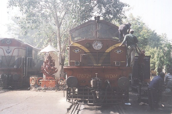 Pune, WDM-2, 17872, Indian Railways, Indian, Railways, India, Railway, IRFCA, loco, locomotive, engine, trains, train engine