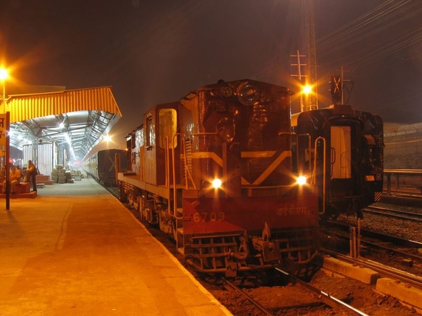 Mhow, YDM-4, 6709, Indian Railways, Indian, Railways, India, Railway, IRFCA, loco, locomotive, engine, trains, train engine