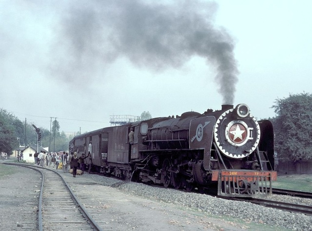 YP #2164 pauses at Charbagh station, alongside the metre gauge locomotive depot, as it approaches its final stop at Lucknow on 2
