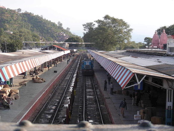 Hardwar Station: Dehradun end: Turned around and took the photo of lone LKO Prabal waiting on Pf#1. 