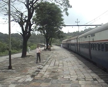 P16_KhandalaStn_train.jpg