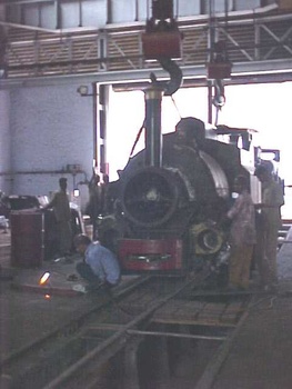 loco_being_placed_on_track_001.jpg