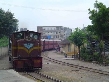 Train_from_Chandod_arriving_Dabhoi.jpg