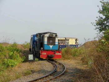The Matheran - Neral Toy Train with NDM-1# 550 bends a sharp curve, located 1.5kms from Neral Junction (Arzan Kotval)