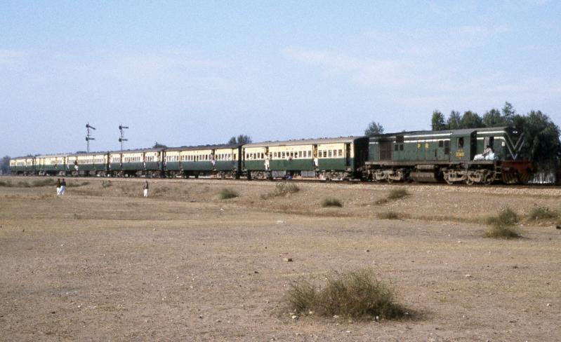 Malakwal, arrival of a passenger train