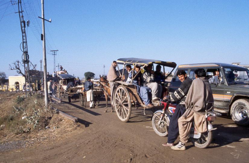 Lala Musa, railroad crossing