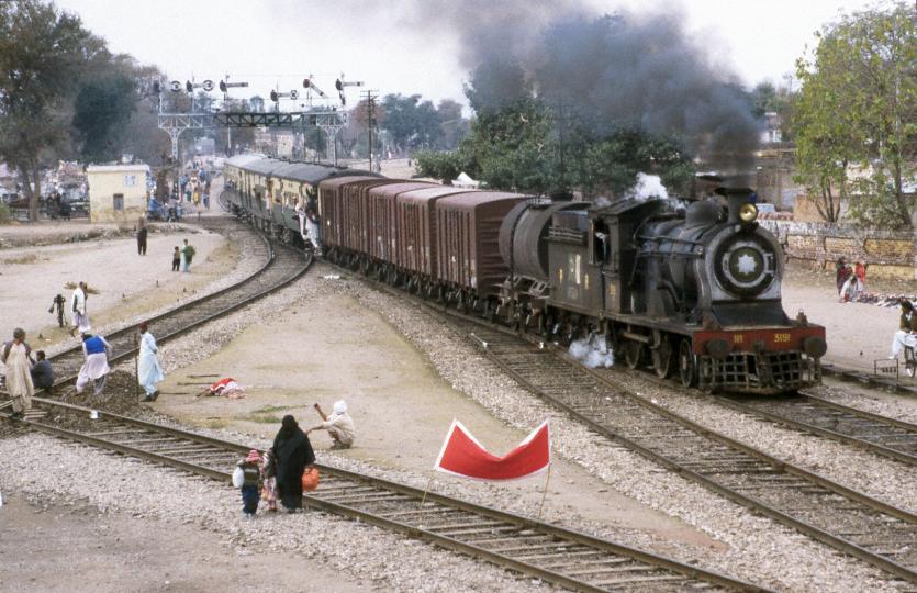 Malakwal, arrival of a mixed train