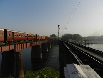 Rarity. BG and MG parallel bridges over Gomti between Lucknow City (LC) and Daliganj (DAL). This scene was there between Lucknow