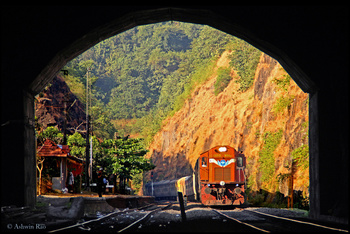Ukshi AC Express WDG3a North  Tunnel Vatwa WDG3a 13515