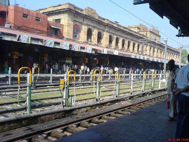 Nagpur Station main building as seen from platform 2. Nagpur 2006-12-10. Ranganath Eunny