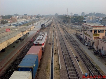 Morning train Bandra-JP departs from Kota, while container WAG-7 waits for clearence.Kota. 2007-10-28. Rahul Chandel, come2rahul