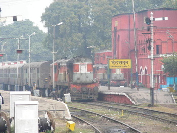 The LDH Show: Seen here is 4114 Link Exp to Allahabad. This train will take me back to Hardwar after two hours. 