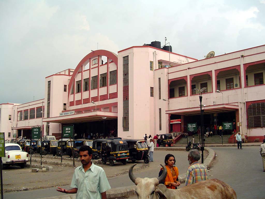 Baroda_station_building.jpg