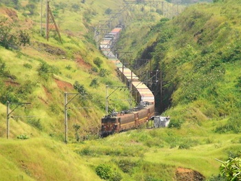 The container rake hauled by twin KYN WDM2’s and triple KYN WAG5’s as bankers snake their way towards Igatpuri station. (Arzan K