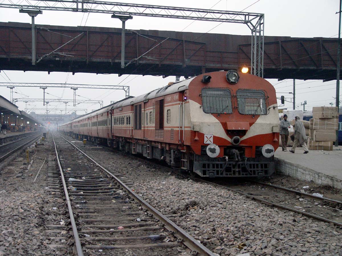 rajdhani_livery_dmu_delhi_jn_dec03_vikas.jpg