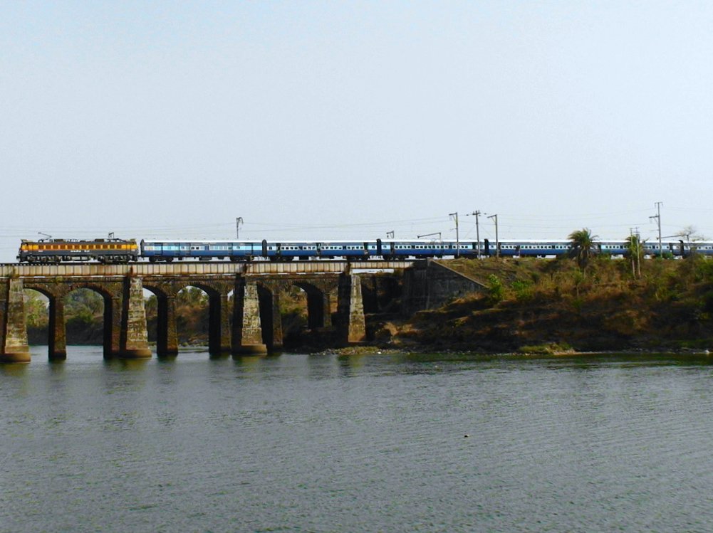 The Mumbai Cst Nagpur Sevagram Express with the help of KYN WCAM3# 21933 makes it's graceful presence felt at the Kaloo viaduct 