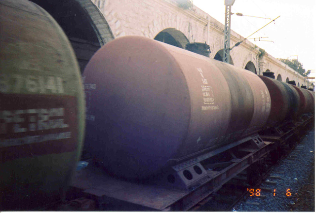 Oil_wagons_at_BNC.jpg