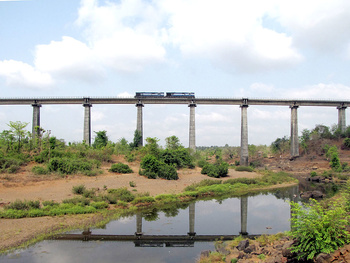 Light_engins_Gad_river_brid