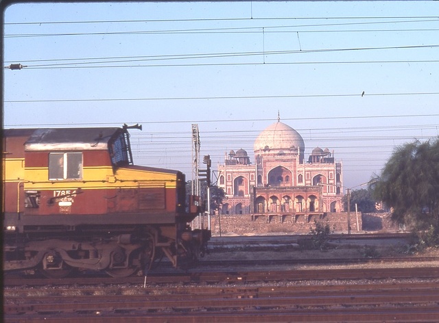 humstomb.jpg