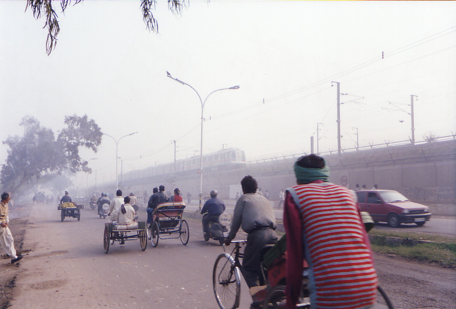 delhimetro_near_Seelampur_25Dec02.jpg