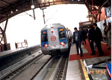 train_at_shahdara_24Dec02.jpg