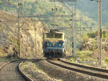 Twin KYN WCG2# 20151 and 20141 curve in from the rock cuttings near Palasdhari station. (Arzan Kotval)