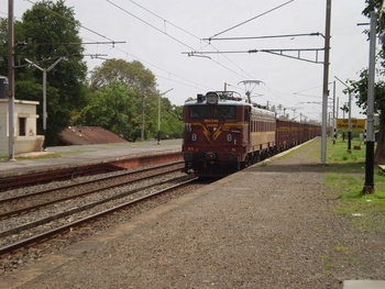 BL WAG-5HA#24444 with BOXN rakes at Gholvad going towards BSR. (Dhirendra Maurya)