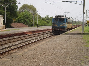 NKJ WAG-7#27899 with BLCA,BLCB rakes moving towards BSR at Gholvad.(Dhirendra Maurya)