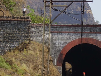 MHC_tunnel_railfan.jpg