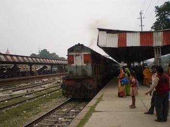 Gunga Sutlej aka Kisan Express arriving at Ayodhya Jn. led by Jumbo LDH WDM-2 # 17885 (Dhirendra Maurya)