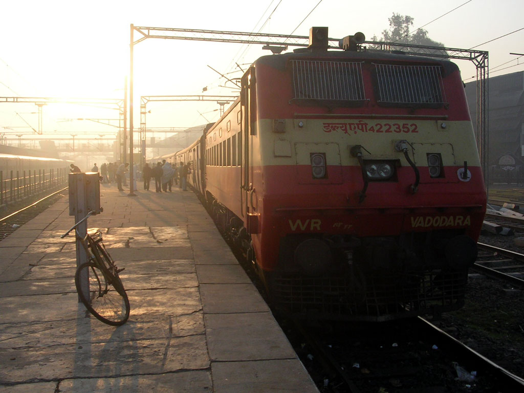 Swaraj_Express_Ambala_Cantt.jpg