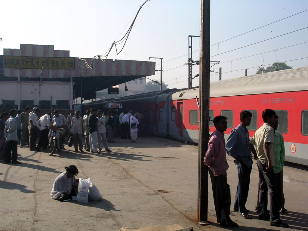 Mumbai_Rajdhani_Surat_halt.jpg