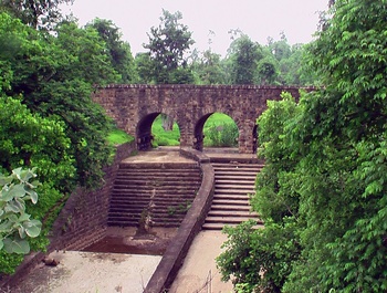 Stone_bridge_canal.jpg