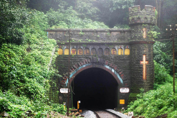 0075-castle-tunnel