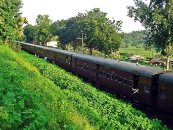 BZ R DSC00774 - WAITING FOR CROSSING - 469 RTM-AK PASS @ DHULGHAT