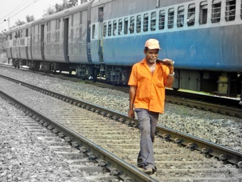 R DSC01742 - OLD MAN RACE WITH PASCHIM EXPRESS - AT AURANGA BRIDGE