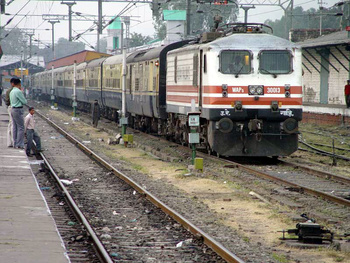 kl_del_shatabdi_ready_to_depart_kalka_station_vikas_9nov03.jpg