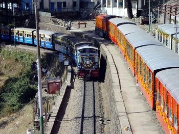 train_arriving_into_simla_station_ksr_vikas_9nov03.jpg