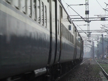 shatabdi_passing_by_at_palwal_9_vikas_july_13_2003.jpg