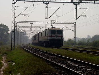 hwh_rajdhani_tilak_bridge_delhi_vikas_2nov03.jpg
