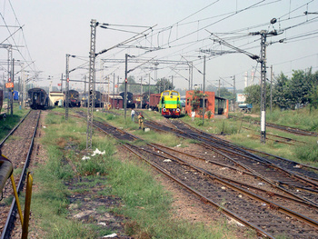 washing_lines_at_nzm_vikas_2nov03.jpg