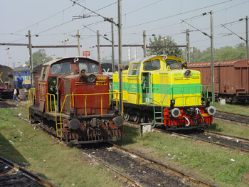 old_and_new_wds4_nzm_coach_yard_delhi_vikas_2nov03.jpg