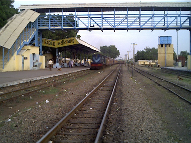 Ajmer_Purna_passenger_entering_behind_YDM_4_6537.jpg