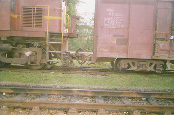 Coupling_between_a_MG_goods_wagon_and_a_YDM_4.jpg