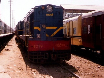 10YDM_4_6299_at_Ajmer_You_can_also_see_the_cream_inspection_carriage.jpg