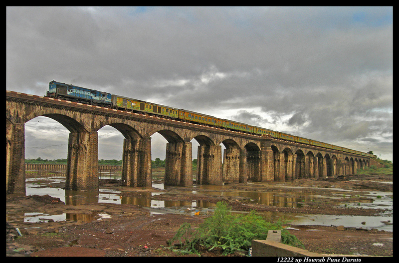 Howrah Pune Duronto 12222 up at Puntamba