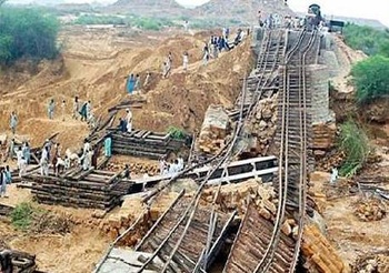 Flood damage to Karachi-Kotri line in 2006