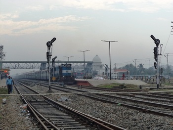 Itarsi WDM-3D #11274 arriving KYQ with 15645 LTT-GHY Express. (Santulan Mahanta)